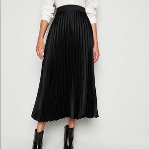 🆕 Zara midi pleated skirt in XS.